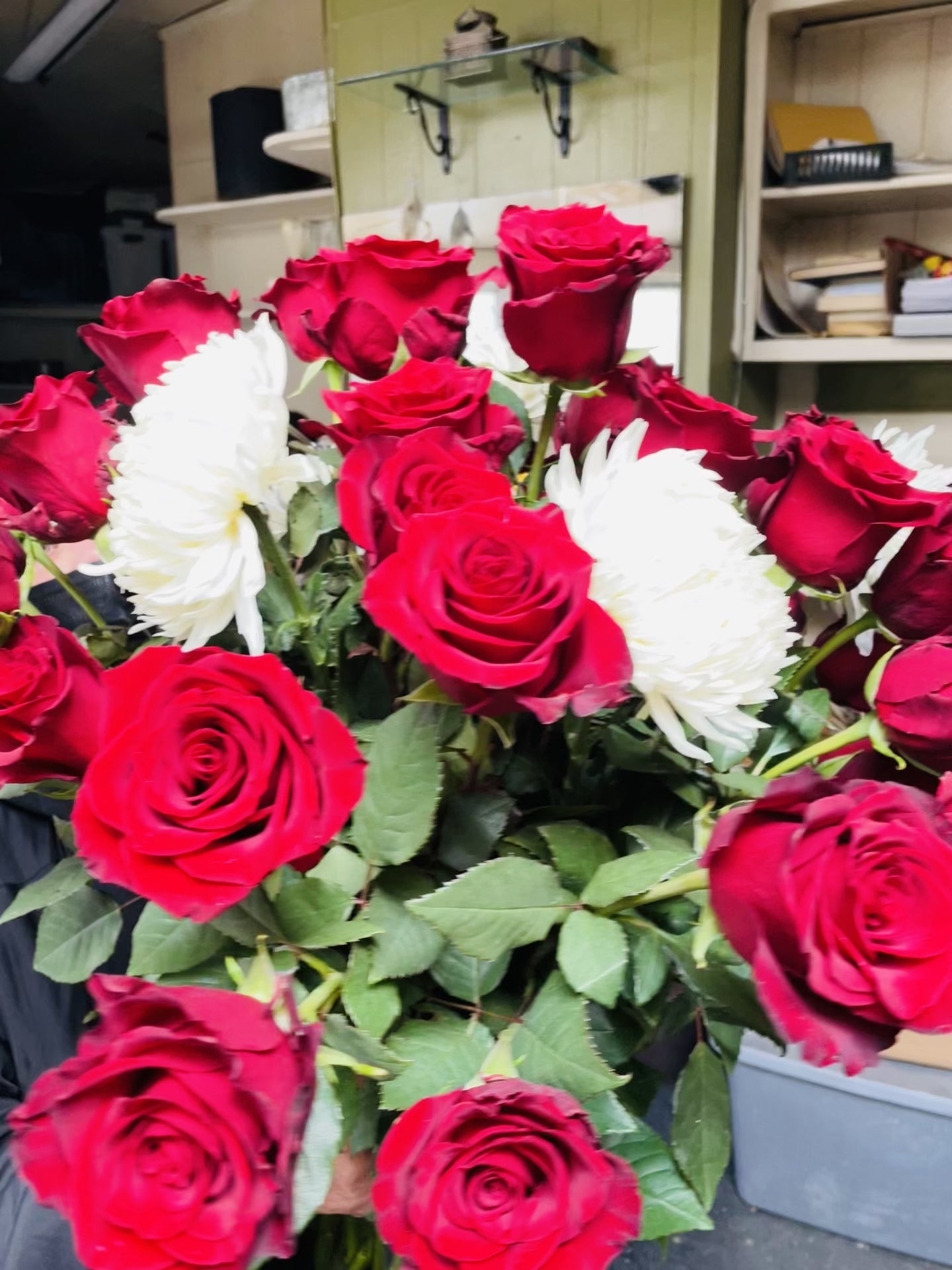 Crown Queen 24 Red roses and full moon flowers